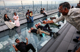 Туристы из Индии позируют на крыше Mahanakhon Skywalk в здании Mahanakhon в Бангкоке, Таиланд.