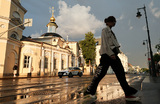 Девушка у церкви Рождества Пресвятой Богородицы на Кулишках после дождя. Москва.