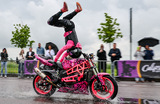 Стантрайдер Дарья Харченко во время выступления на мотошоу Stunt Show, которое проходит в рамках XXVIII Петербургского международного экономического форума на территории торгового центра Outlet Village Пулково в Санкт-Петербурге.