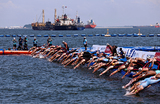 Чемпионат мира по водным видам спорта. Плавание на открытой воде. Участники соревнований во время заплыва на острове Сентоза, Сингапур.