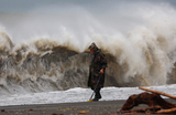 Шторм на Черном море в Сочи