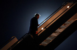 Президент США Дональд Трамп поднимается на борт Air Force One после завершения «Саммита мира», посвященного прекращению войны в секторе Газа. Шарм-эль-Шейх, Египет.