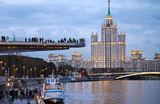 Вид на Парящий мост в парке «Зарядье» и жилой дом на Котельнической набережной в Москве
