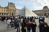 Очередь в Лувр, который открылся спустя три дня после ограбления. 