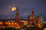 «Бобровая луна», разновидность суперлуния, заходит за Кремлем и собором Василия Блаженного в Москве