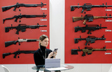 Стрелковое оружие на выставке товаров и услуг в сфере безопасности Milipol в Вильпенте, пригород Парижа.