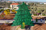 Новогодняя десятиметровая ель из нескольких тысяч пластиковых бутылок установлена в ливанском Амьюне.