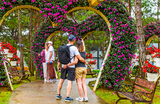 Посетители в природном парке «Долина любви» во Вьетнаме.