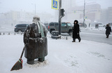 Заснеженная улица в Якутске. Температура в городе опустилась до минус 45 градусов.