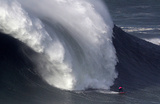 Большая волна в Назаре, Португалия.