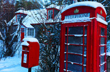 Снег покрывает телефонную будку в Фешибридже.