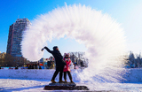 Разбрызгивание воды для превращения в лед в морозную погоду в китайском Харбине.