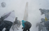 Во время снегопада горожане играют в снежки у монумена Вашингтону. Окрг Колумбия, США.