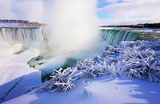 Вид на частично замерзший Ниагарский водопад в Ниагара-Фолс.
