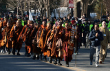 Буддийские монахи Тхеравады (старейшая школа буддизма), совершающие 120-дневный, 3700-километровый пеший «Марш мира» (Walk for Peace) через США, прибывают в конечную точку своего пути — Вашингтон. 26 октября 2025 года они вышли из Форт-Уэрта, штат Техас.