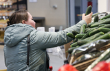 СМИ: в магазинах Новосибирска ввели лимит на покупку огурцов