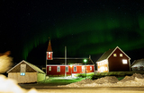 Вид на церковь Спасителя и северное сияние в Гренландии.