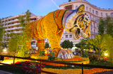 Ежегодный фестиваль лимонов в Ментоне, Франция, скульптура тигра выпонена из цитрусовых.