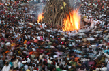 Накануне праздника Холи индуистские верующие водят хоровод вокруг костра совершая ритуал Холика Дахан, который символизирует победу света над тьмой. Ахмедабад, Индия.