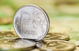 Рубль дешевеет на фоне перешедшей к снижению нефти