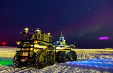 Автономный робот T-Recon от компании Tessellate Robotics работает на морском льду под северным сиянием (Авророй) во время испытаний, направленных на оценку влияния Авроры на его навигационную систему, в Кембридж-Бей, Нунавут, Канада.