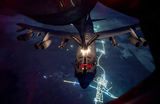 Бомбардировщик B- 52 Stratofortress ВВС США заправляется самолетом-заправщиком KC-135 Stratotanker во время операции «Эпическая ярость».