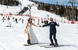 Участники свадебного спуска на 13-м горнолыжном фестивале Grelka Fest на горнолыжном курорте Шерегеш.