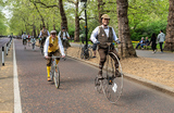 Ретро-велопробег Tweed Run в Лондоне.