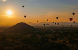 Воздушные шары, парящие рядом с пирамидами Теотиуакана в Мексике.