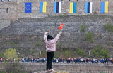 Приветствие из Ивангорода жителей Эстонии, зрителей концерта «Берега Победы», находящихся за границей на том берегу реки Нарвы.