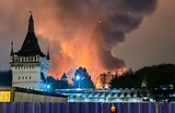 Крупный пожар случился в ангаре рядом с Измайловским кремлем в Москве