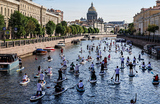 Заплыв на сапбордах в Санкт-Петербурге.