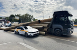 В Москве произошла авария с высыпавшимися из грузовика прямо на такси металлическими трубами