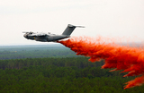 Самолет Airbus A400M совершил свой первый в истории сброс груза над лесным пожаром в районе Лаканау (Франция).