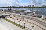 Круизный лайнер на причале Северного речного вокзала в Москве.