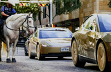 Конный полицейский патруль наблюдает за прибытием машин Tesla Cybercab на мероприятие в центре Остина. Штат Техас, США.