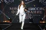 Участница конкурса «Мисс и Миссис Фехтование 2026: королевы спорта — грация и мастерство».