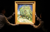 Пресс-показ картины Винсента Ван Гога «Цветущие каштаны» на аукционе Sotheby's в Гонконге. Произведение более полувека хранилось в частной коллекции. Картину выставляют на торги с оценкой в 180 млн долларов. Художник написал ее в 1890 году по приезде во французский Овер-сюр-Уаз незадолго до своей смерти.