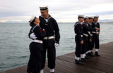 Моряки ВМС Греции во время военного парада, посвященного годовщине Дня Охи. В этот день 28 октября 1940 года фашистская Италия предъявила Греции ультиматум с требованием разместить итальянские войска на ее территории. Греческий премьер-министр Иоаннис Метаксас ответил категорическим: «Охи» («Нет!»), после чего Греция вступила во Вторую мировую войну на стороне антигитлеровской коалиции. 