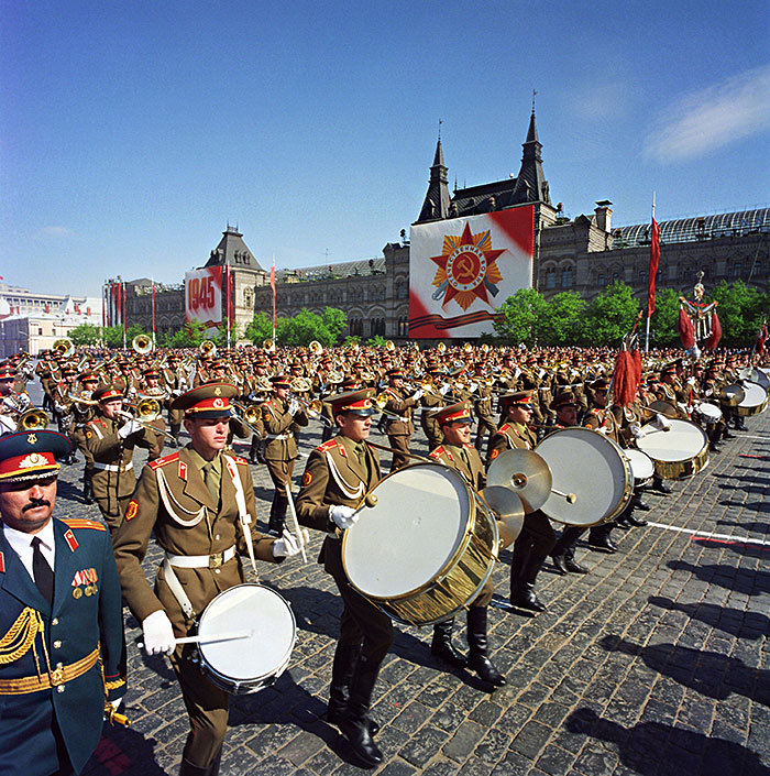 Год празднования 9 мая. Парад 9 мая 1990 года на красной площади. Парад 9 мая 1985 года на красной площади в Москве. Парад Победы 1945 оркестр. Военный оркестр на параде.