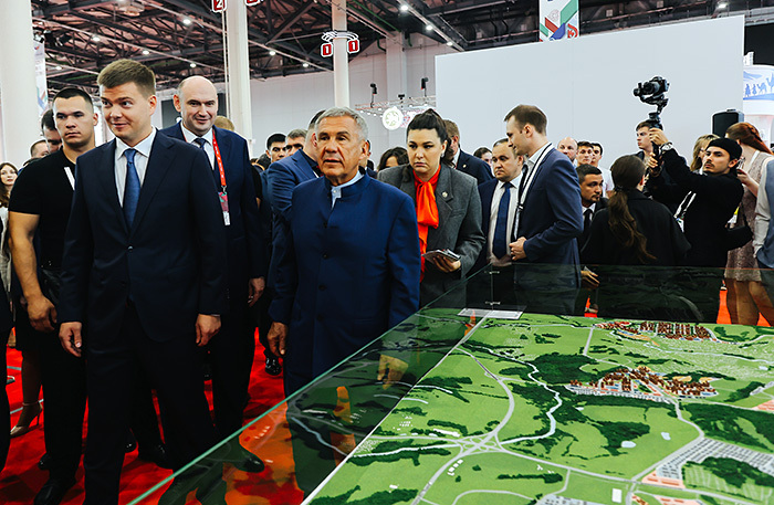 Глава Республики Татарстан Рустам Минниханов (в центре) и замминистра строительства и ЖКХ РФ Юрий Муценек (слева) на форуме «РЕБУС-2025. Цифровизация. Инфраструктура» в Казани.