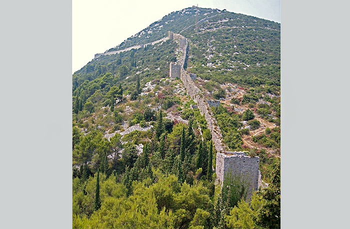 Город Стон, вид на крепостную стену.